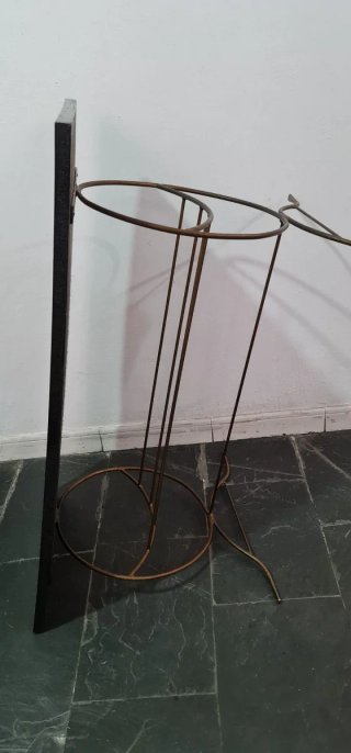 Mesa de forja negra y dorada.