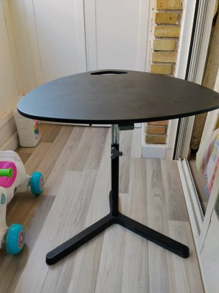 Mesa auxiliar negra triangular
