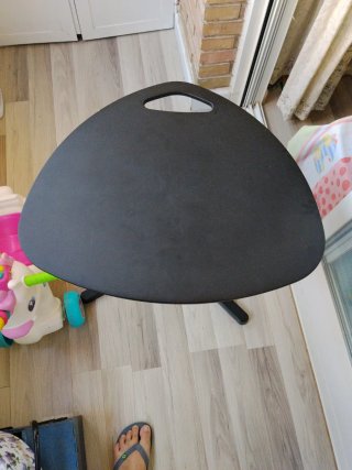 Mesa auxiliar negra triangular
