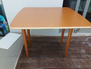 Mesa auxiliar de madera