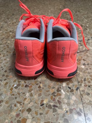 Zapatillas deportivas rosas y grises