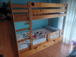 Cama litera de madera con cajones
