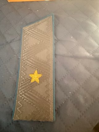 Insignia militar con estrella dorada