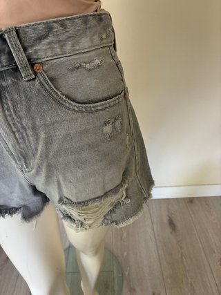 Pantalón Deshilachado Stradivarius y Top Rosa
