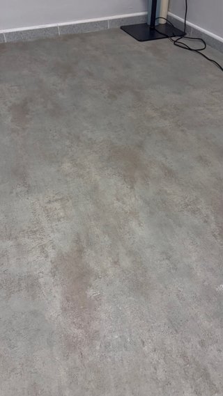 Suelo vinilo efecto cemento desgastado