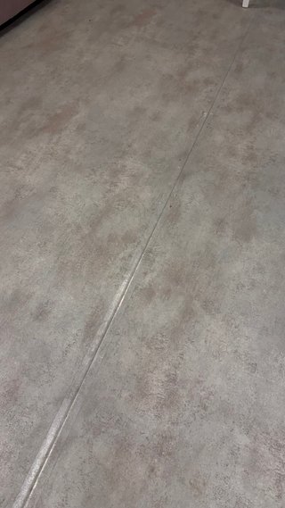 Suelo vinilo efecto cemento desgastado