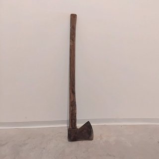 Hacha antigua de metal y madera