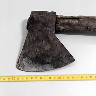 Hacha antigua de metal y madera