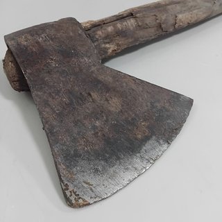 Hacha antigua de metal y madera