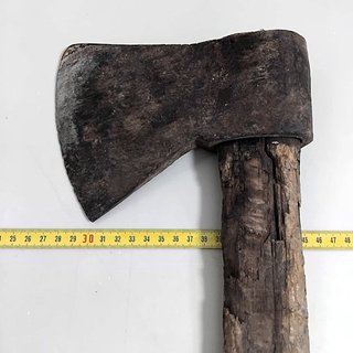 Hacha antigua de metal y madera