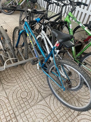 Bicicleta azul de montaña