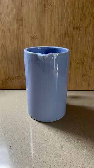 Jarra de cerámica azul con asa rosa