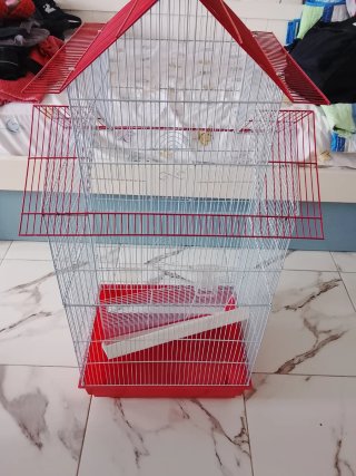 Jaula para pájaros roja y blanca