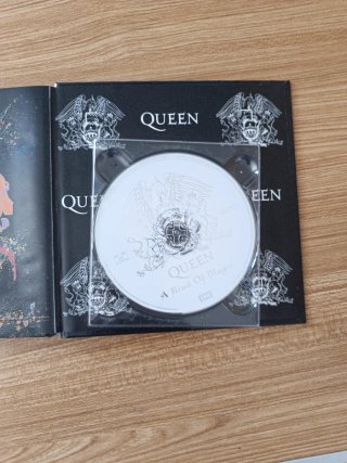 CD Libro Queen A Kind Of Magic