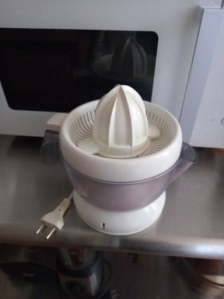 Exprimidor eléctrico blanco