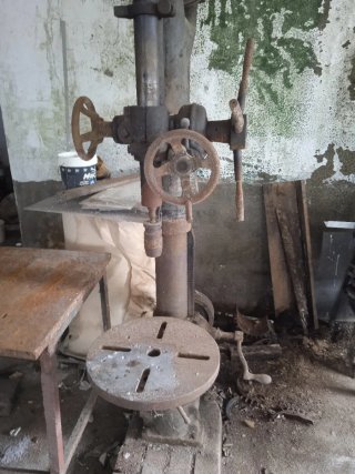 Taladro de columna antiguo con poleas