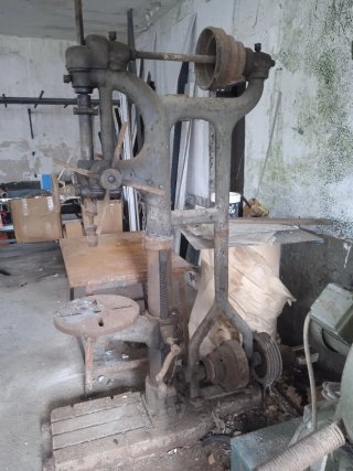 Taladro de columna antiguo con poleas