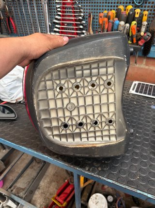 Baúl para moto negro y rojo