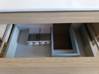 Mueble de baño con lavabo de madera con toallero