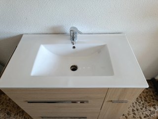 Mueble de baño con lavabo de madera con toallero