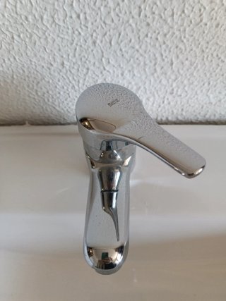 Mueble de baño con lavabo de madera con toallero
