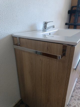 Mueble de baño con lavabo de madera con toallero