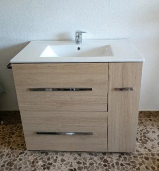 Mueble de baño con lavabo de madera con toallero