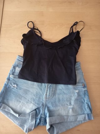 Lote tres prendas Bershka: dos top y un short