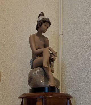 Figura porcelana chica sentada en piedra  de Lladr