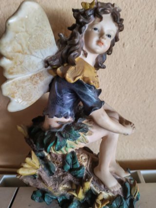 Figure di fate sedute e in ginocchio