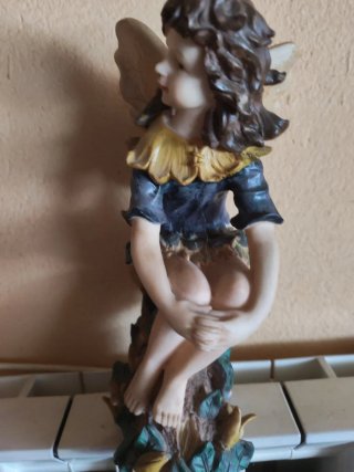 Figure di fate sedute e in ginocchio