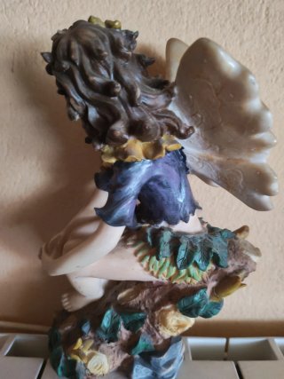 Figure di fate sedute e in ginocchio
