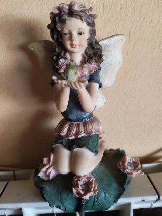 Figure di fate sedute e in ginocchio