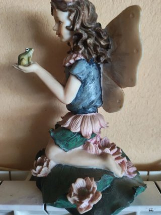 Figure di fate sedute e in ginocchio