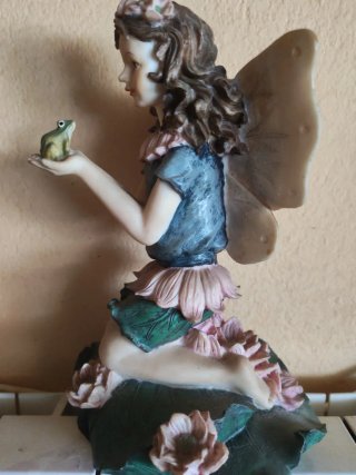 Figure di fate sedute e in ginocchio