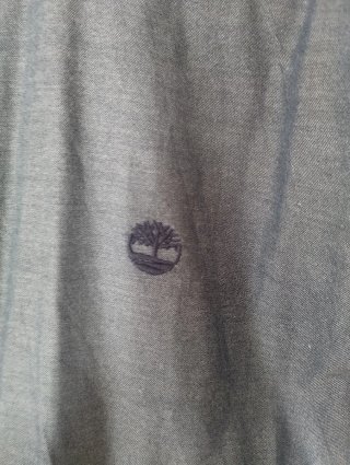 Camisa Timberland azul.