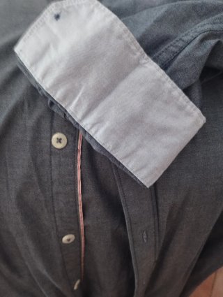Camisa Timberland azul.