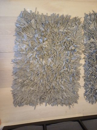 2 Alfombras de flecos grises