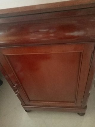 Mesita de noche, caoba, tengo dos precio por unida