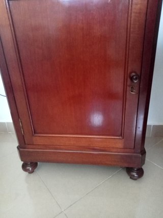 Mesita de noche, caoba, tengo dos precio por unida