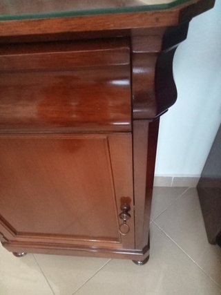 Mesita de noche, caoba, tengo dos precio por unida