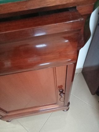 Mesita de noche, caoba, tengo dos precio por unida