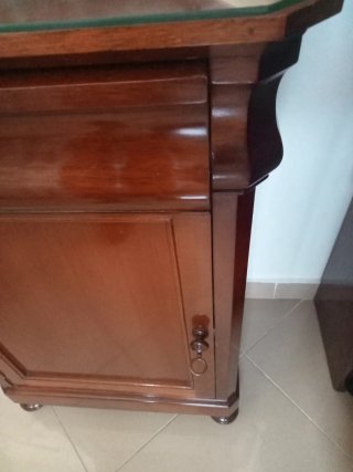 Mesita de noche, caoba, tengo dos precio por unida