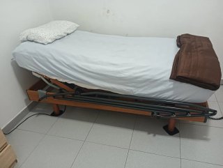 Cama articulada beige y blanca