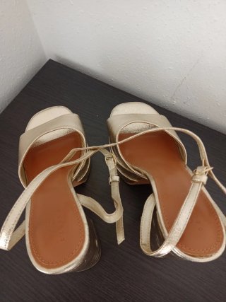 Zapatos de tacón dorados plataforma
