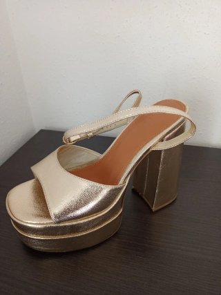 Zapatos de tacón dorados plataforma