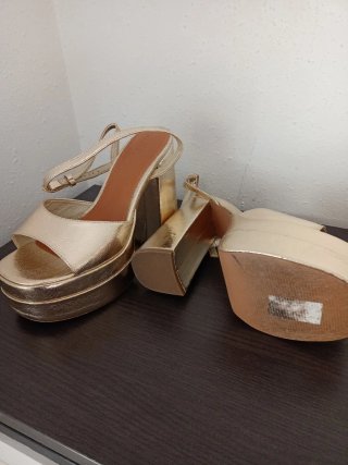Zapatos de tacón dorados plataforma