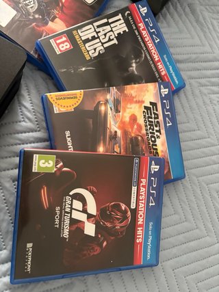 PS4 (PlayStation 4) con juegos y accesorios