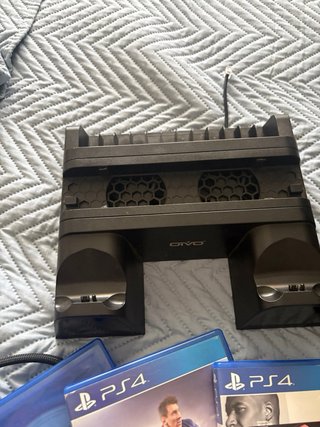 PS4 (PlayStation 4) con juegos y accesorios
