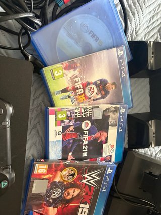 PS4 (PlayStation 4) con juegos y accesorios